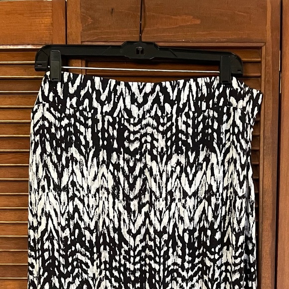 Black and white maxi skirt. - Picture 4 of 4